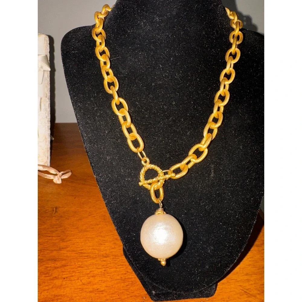 Chunky Gold Tone‎ Chain Necklace with Large White Pearl Pendant Toggle Clasp